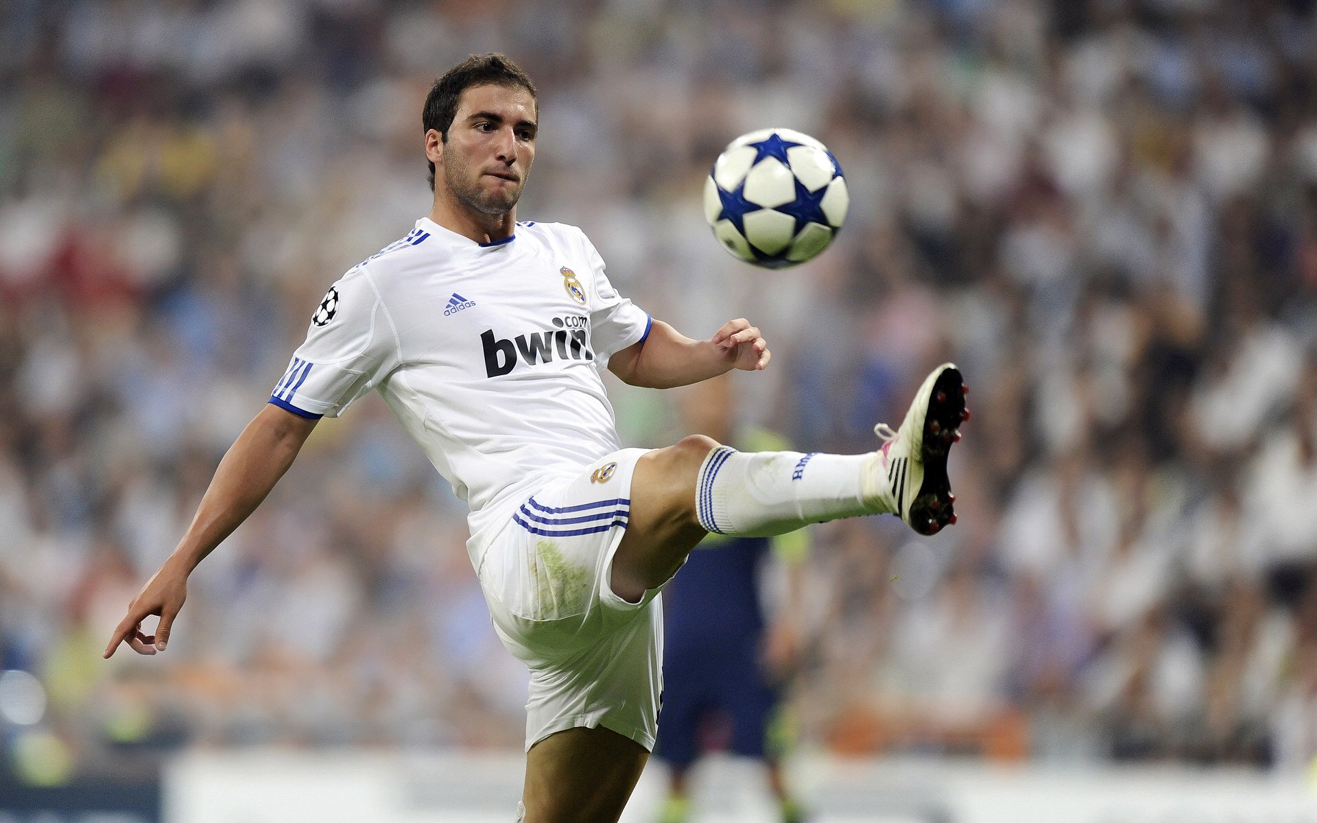 九游娱乐-锋线球员位置流动性是否提升进攻难以预测性，锋线球员选鞋要注意什么