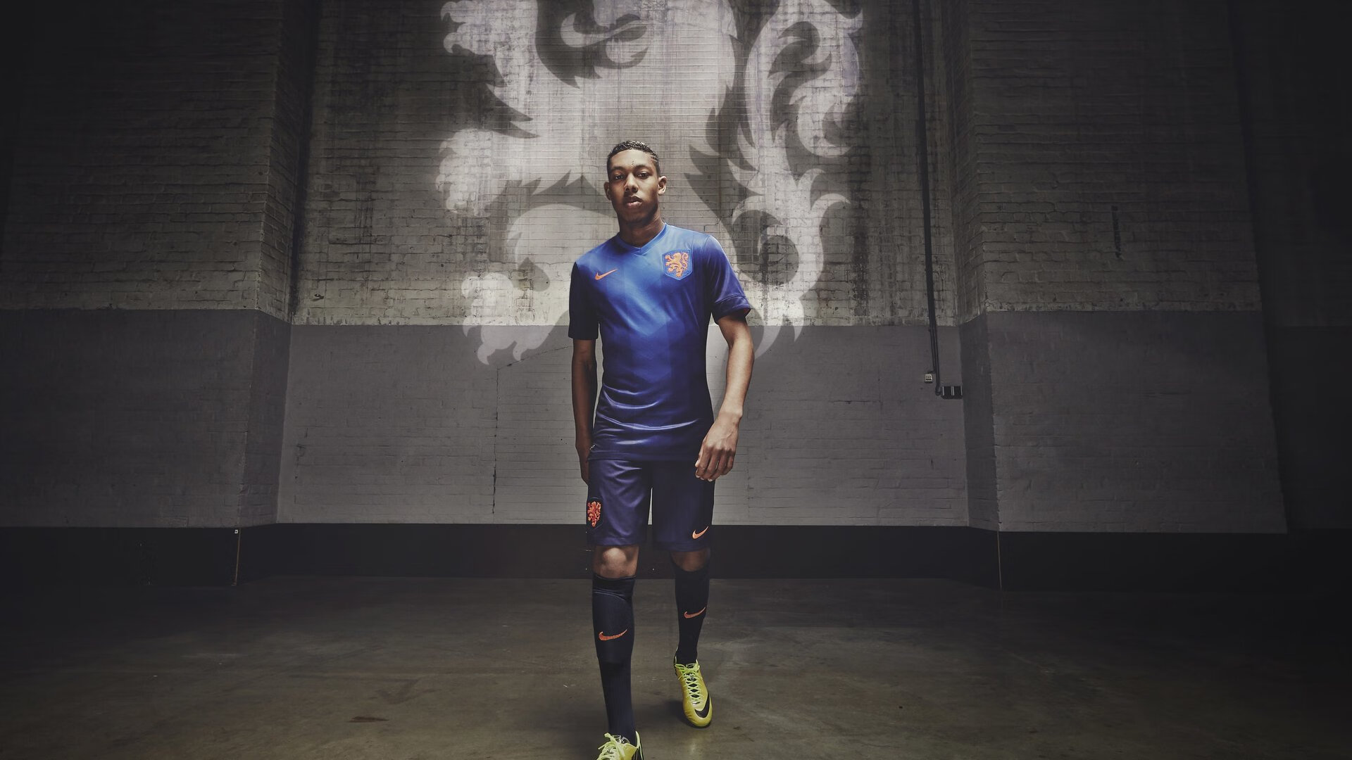 中国足球联赛夜间比赛照明效果对球员视觉影响，足球场夜间照明灯